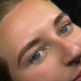 Wenkbrauwen met airbrush-kleuring en strakke shaping