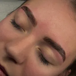 Wenkbrauwen na een browlamination-behandeling