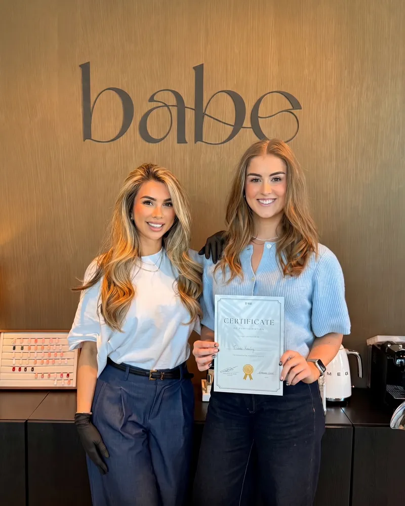 Nienke met haar certificaat voor biab nagels en e-manicure