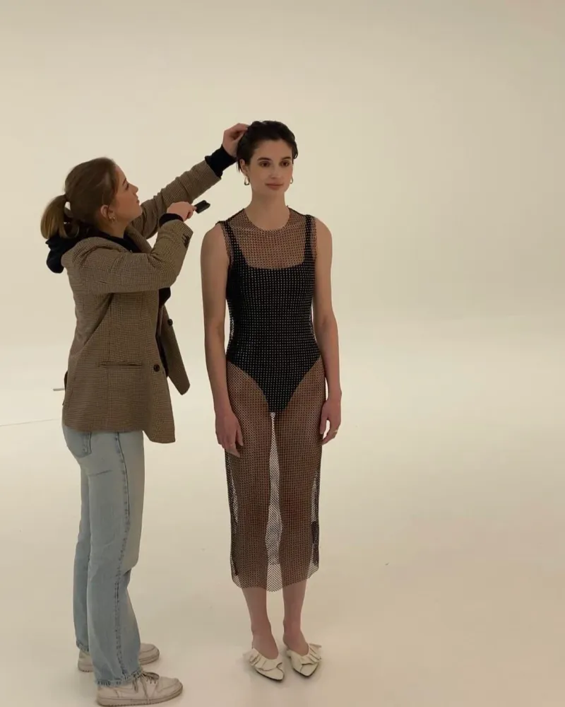 Nienke aan het werk tijdens een fotoshoot