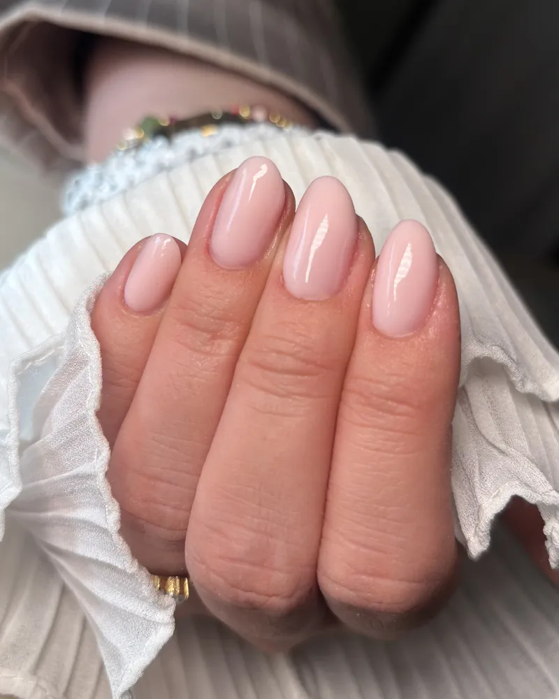 Verzorgde nagels na een BIAB-behandeling