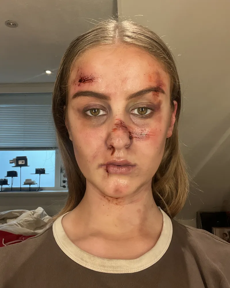 Nienke aan het werk met special effects make-up
