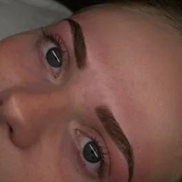 Geverfde wenkbrauwen met een natuurlijke kleur
